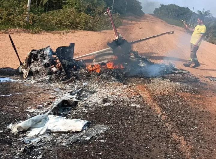 Vídeo: Avião cai na BR-319 entre Porto Velho e Manaus; carreteiros testemunham o acidente
