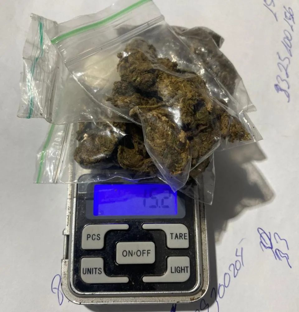 Adolescente é Flagro em Ato de Tráfico e Polícia Militar Frustra Venda de Drogas em Cacoal com Três invólucros de Substância Esverdeada