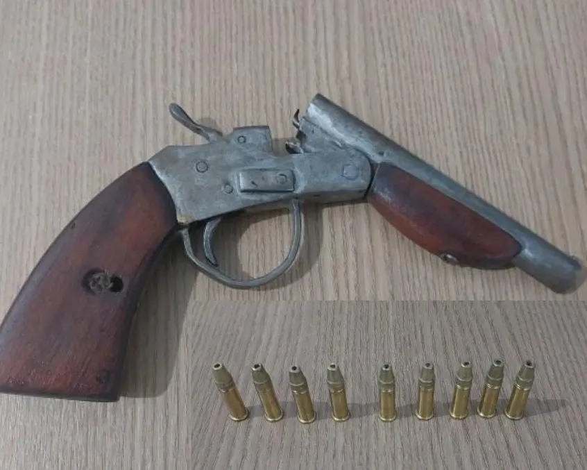 Polícia Militar por meio do 4º BPM intercepta Motoqueiro Fugitivo e Apreende Arma Letal e nove Munições Intactas