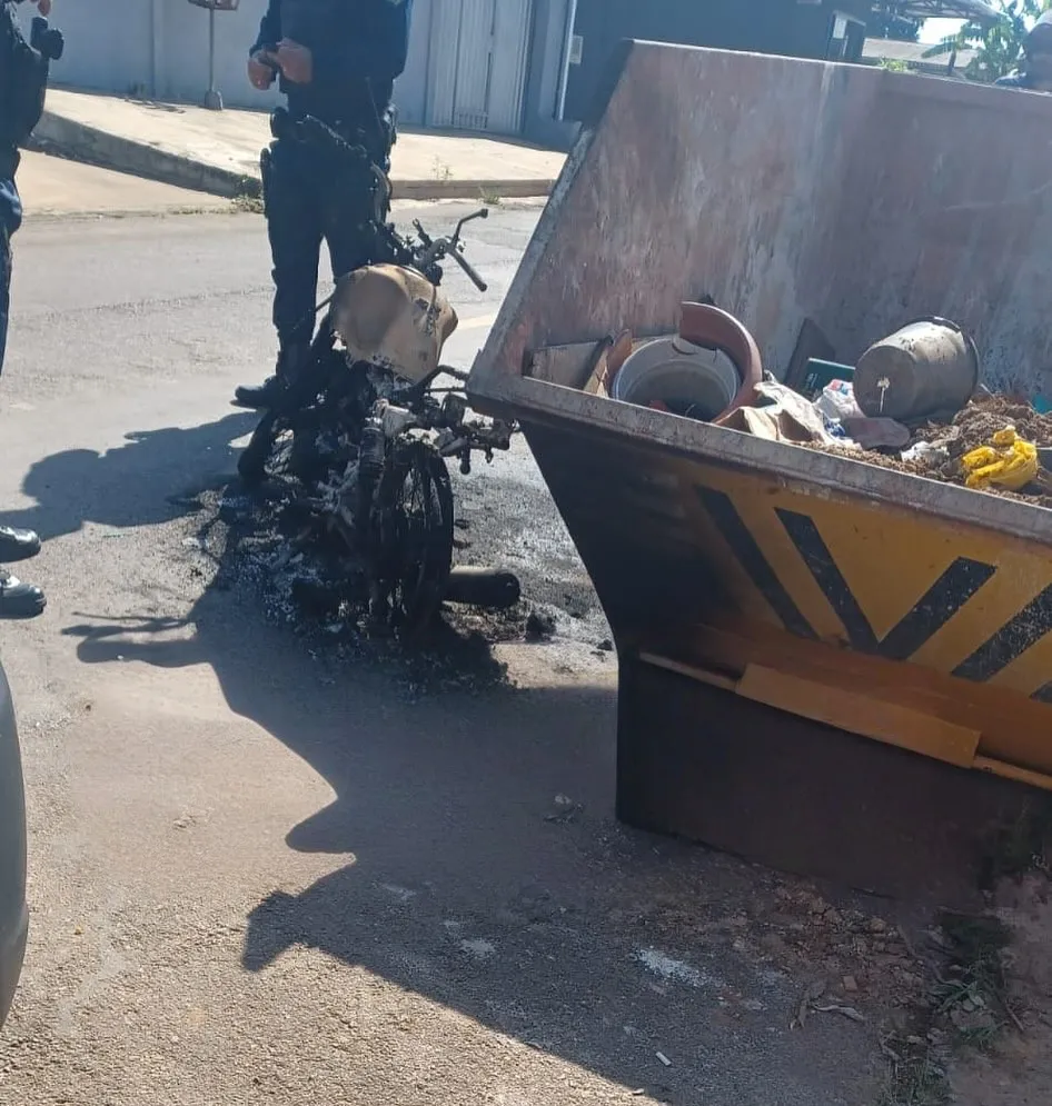 Em Cacoal Moto Pega Fogo Após Batida Violenta com Caçamba no Bairro Village do Sol após Colisão Violenta