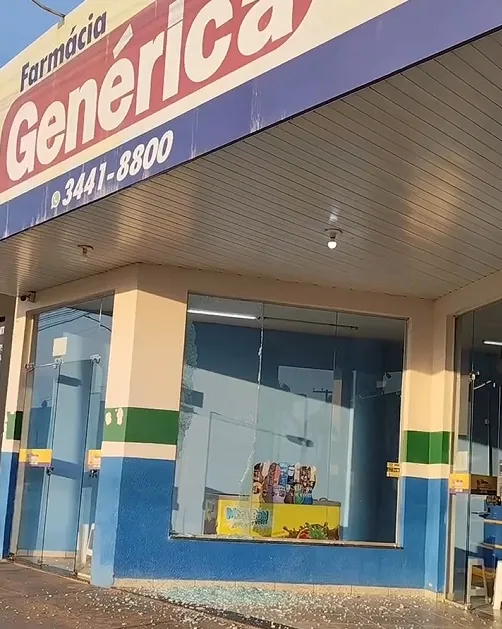 Em vídeo Farmácia é Alvo de Vandalismo e Invasão Violenta em Cacoal — Estabelecimento Fica Destruído!