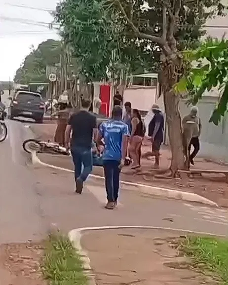 Em vídeo Vendaval Assusta Moradores e Mulher é Atingida por Fios em Cacoal – “Foi Um Milagre Não Ter Me Machucado”