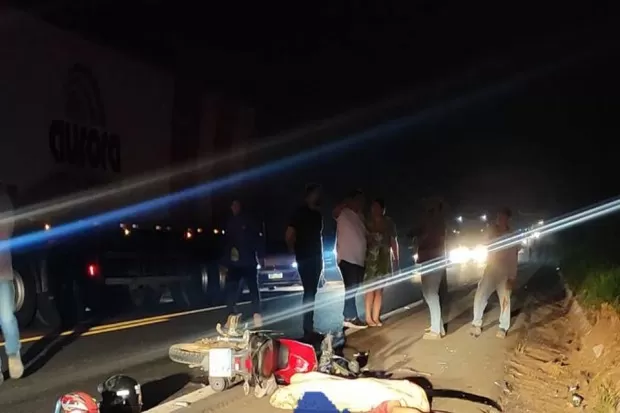 Colisão Entre Motocicleta e Carreta na BR-364 Deixa uma Vítima Fatal e Outro Ferido