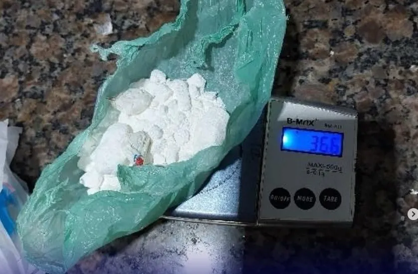 Disk-Droga Estourado em Cacoal: PM Prende Dois Suspeitos e Apreende Motocicleta, Cocaína e Substâncias Químicas