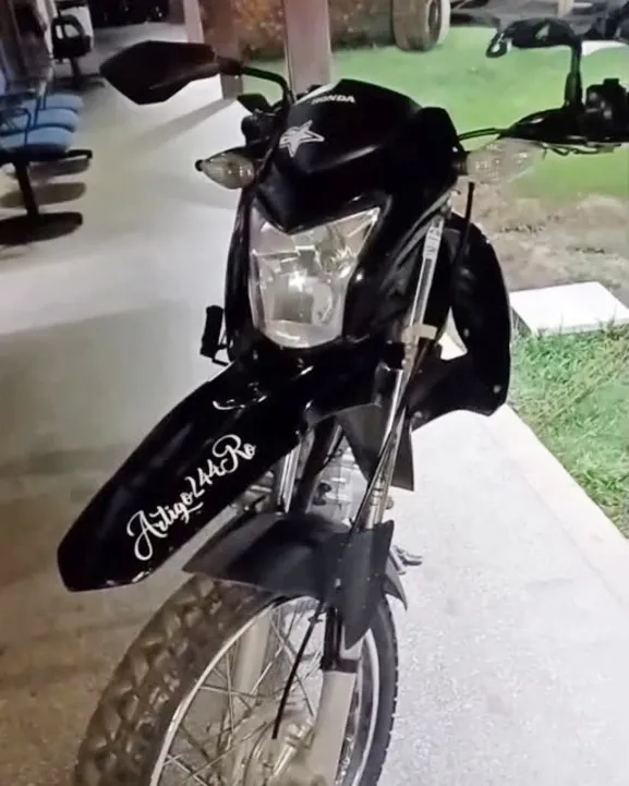 Em vídeo Motocicleta Furtada é Encontrada Escondida Sob Arquibancada da Vila Olímpica em Cacoal