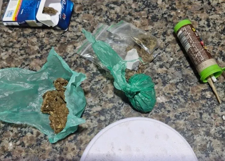 Operação Policial Estoura Ponto de Tráfico em Cacoal Durante a Madrugada: PM Prende Suspeitos com Maconha e Cocaína na Avenida Belo Horizonte