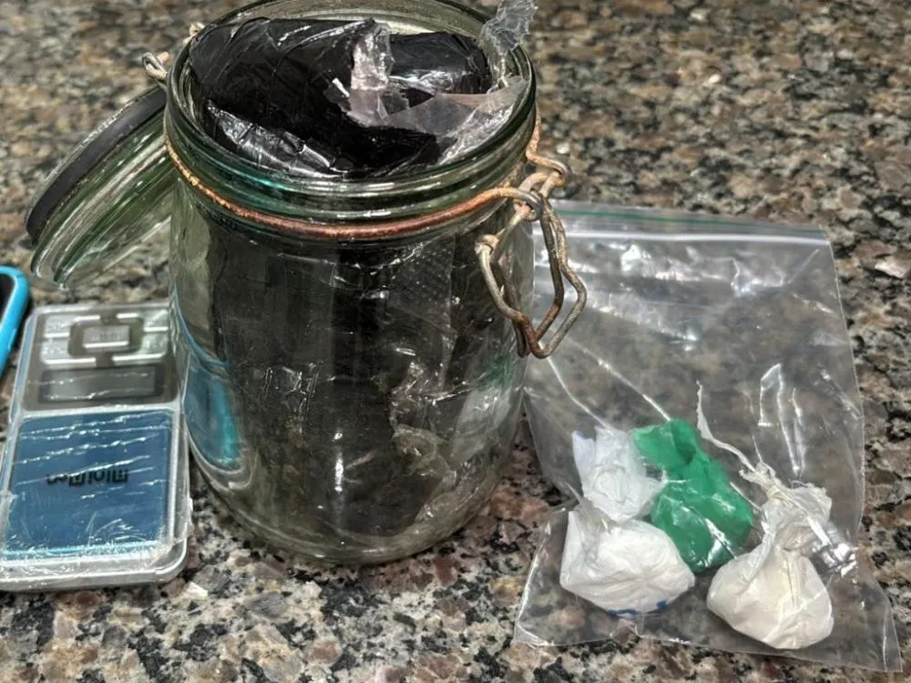 PM Fecha Boca de Fumo em Cacoal: 134 g de Maconha, 13 g de Cocaína e 8 g de Crack Apreendidos no Entorno do Hospital