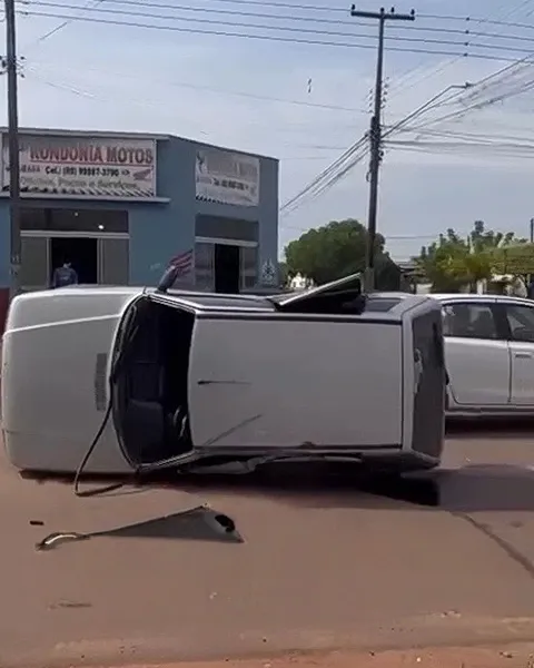 Em Vídeo Grave Acidente no Centro de Cacoal: Moto e Carro Colidem no Cruzamento da 9 de Julho com Castelo Branco