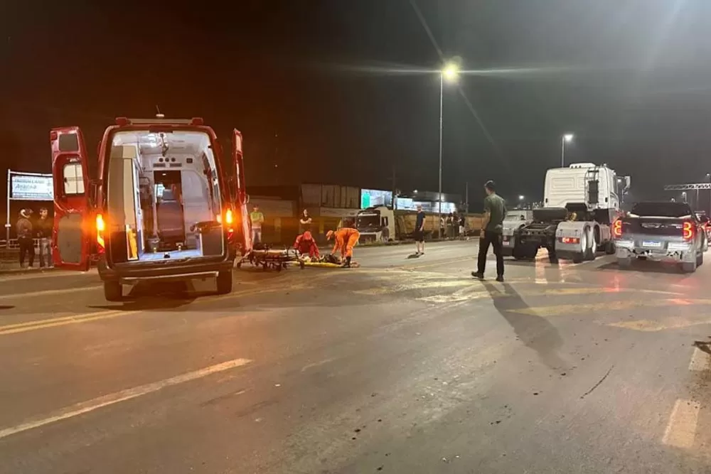 Motociclista Fica Ferida Após Colidir na Traseira de Caminhão na BR-364