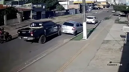 Vídeo: Motorista de caminhonete bate em carro e foge no Centro de Cacoal estaria “No celular”