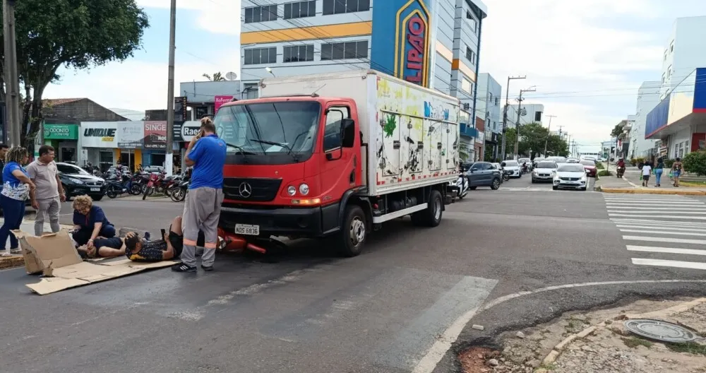Caminhão de Fábrica de Sorvetes Avança Preferencial e Atropela Motociclistas no Centro de Cacoal
