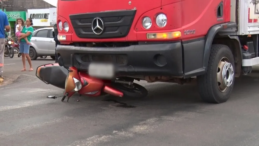 Acidente em Cacoal: Caminhão colide com motocicleta e deixa casal ferido no cruzamento Av. 7 de Setembro com a Rua Antônio Dedodato Durce