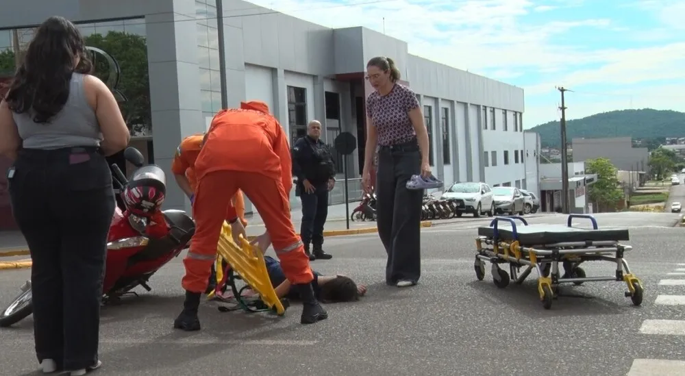 Jovem motociclista sofre colisão em Cacoal e acaba hospitalizada em estado grave após acidente na Avenida São Paulo
