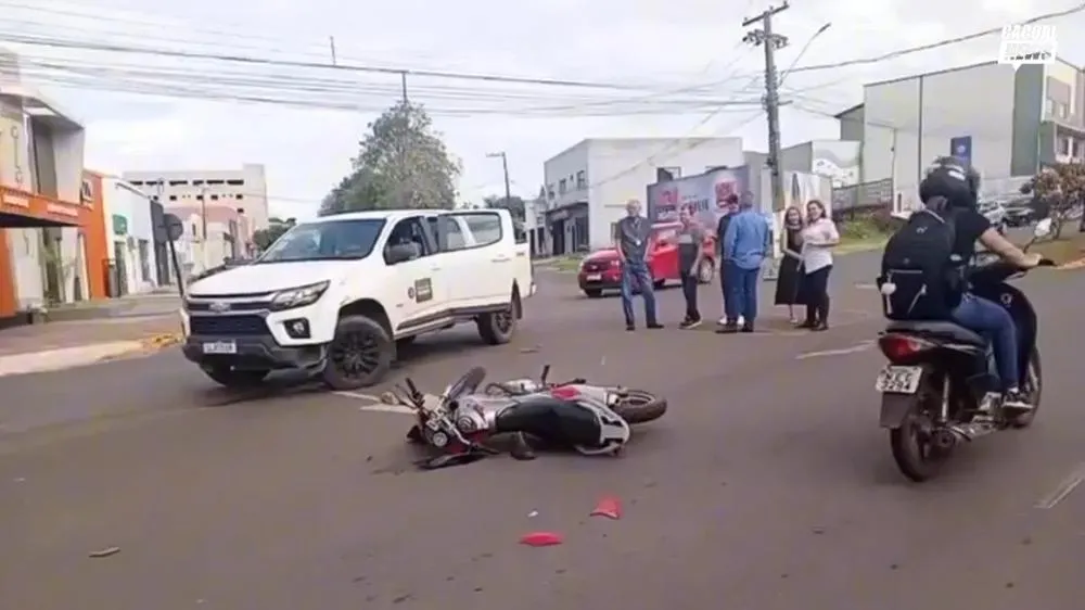 Vídeo: Motociclista colide com caminhonete oficial da Casa Civil em cruzamento movimentado de Cacoal