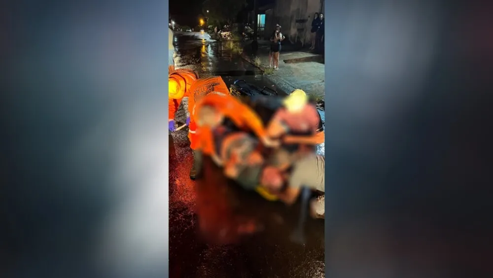 Colisão com caminhão boiadeiro deixa vítima com múltiplas fraturas expostas; socorro foi realizado pelo Corpo de Bombeiros em Cacoal 