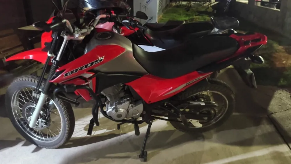 Mulher é rendida sob a mira de arma de gogo e tem moto roubada em plena luz do dia em Cacoal