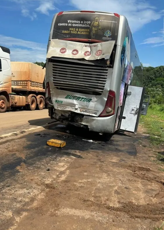Colisão na “Curva da Morte” ocorre na madrugada, traseira do ônibus da Eucatur fica destruída na BR-364