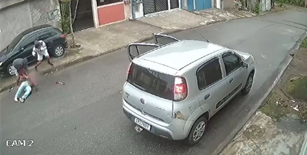 Vídeo: Criminosos roubam arma de PM e atiram na cabeça do policial durante assalto 
