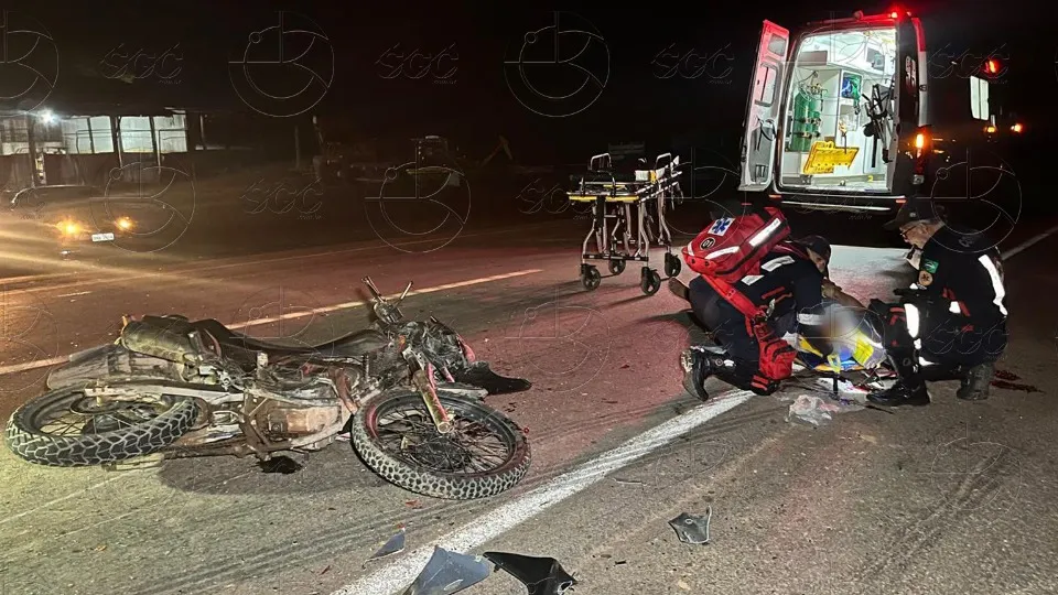 Policial penal e pai idoso ficam gravemente feridos em acidente na BR-319; motorista foge sem prestar socorro