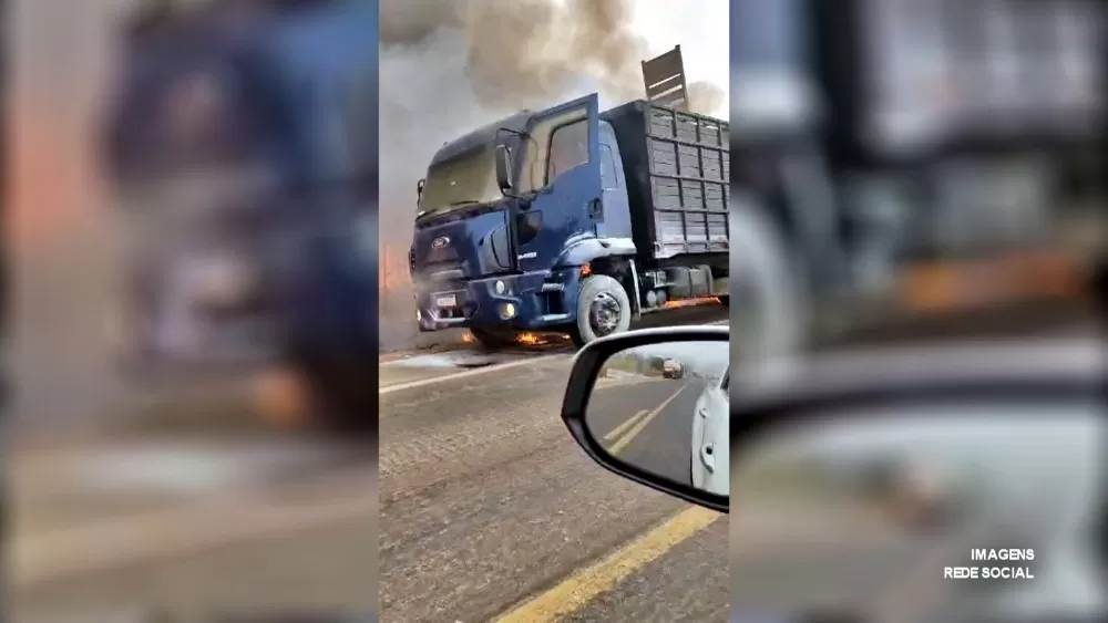 Confirmado incêndio em caminhão boiadeiro na BR-364 entre Ouro Preto e Jaru, RO