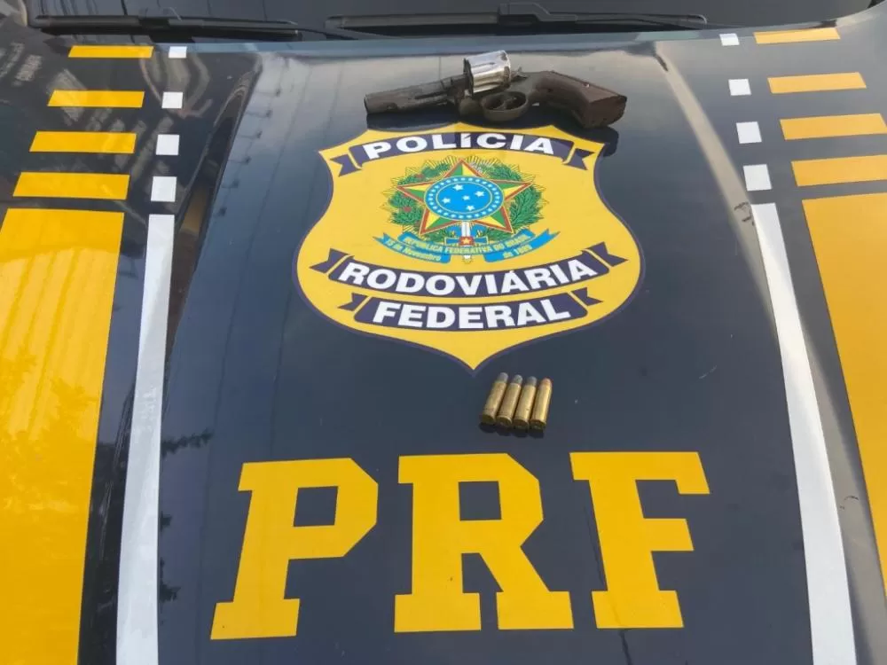 PRF intercepta veículo em alta velocidade e apreende arma de fogo na BR-364