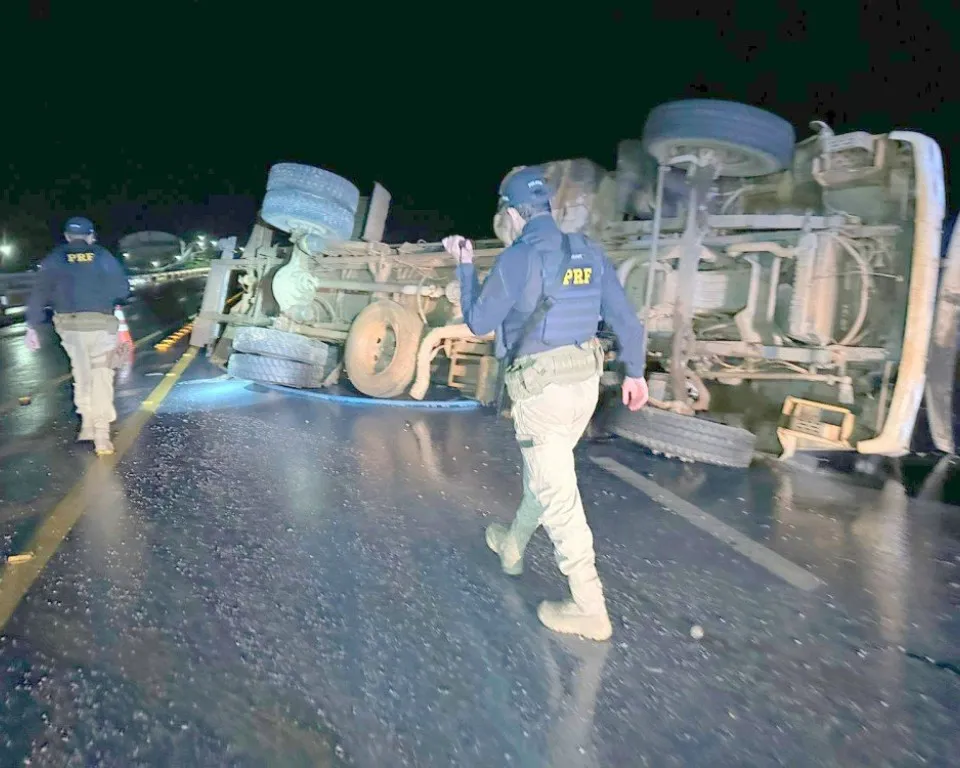 Caminhão-tanque de leite tomba na BR-364 em Rondônia e mobiliza equipes durante a noite — Condutor teria perdido o controle da direção