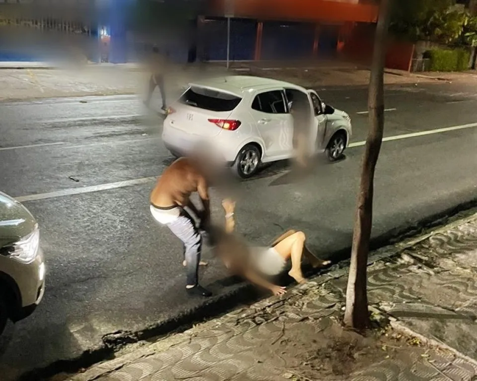 Violência no Natal: Mulher é brutalmente espancada pelo ex-companheiro e arrastada pelos cabelos em Rondônia