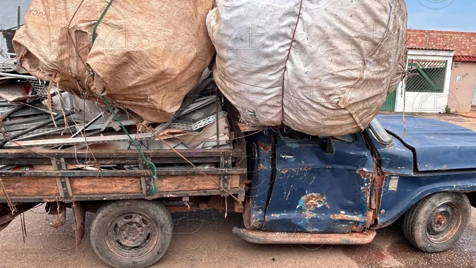 Caminhonete Carregada de Entulho Perde os Freios e é Colidida por Ônibus em Porto Velho