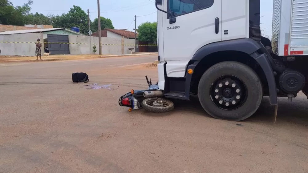 Caminhão invade via preferencial e causa morte de motociclista em Rolim de Moura