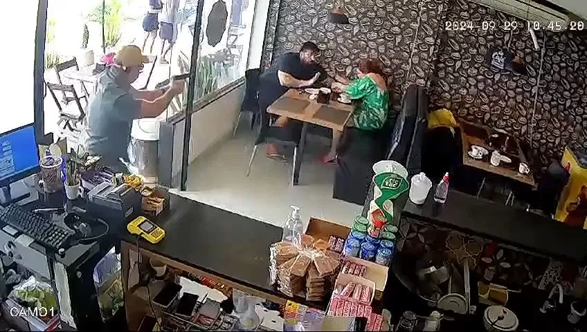 Vídeo: Policial de folga reage a tentativa de assalto e atira em criminoso em Araruama; veja o vídeo