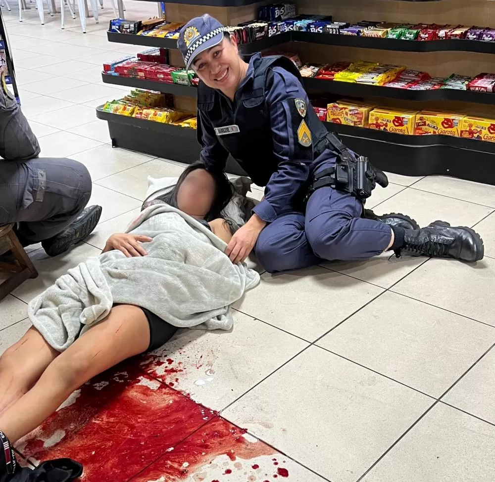 Vídeo: Mulher Dá à Luz Dentro de Loja de Conveniência em Manaus com Ajuda de Policiais Militares