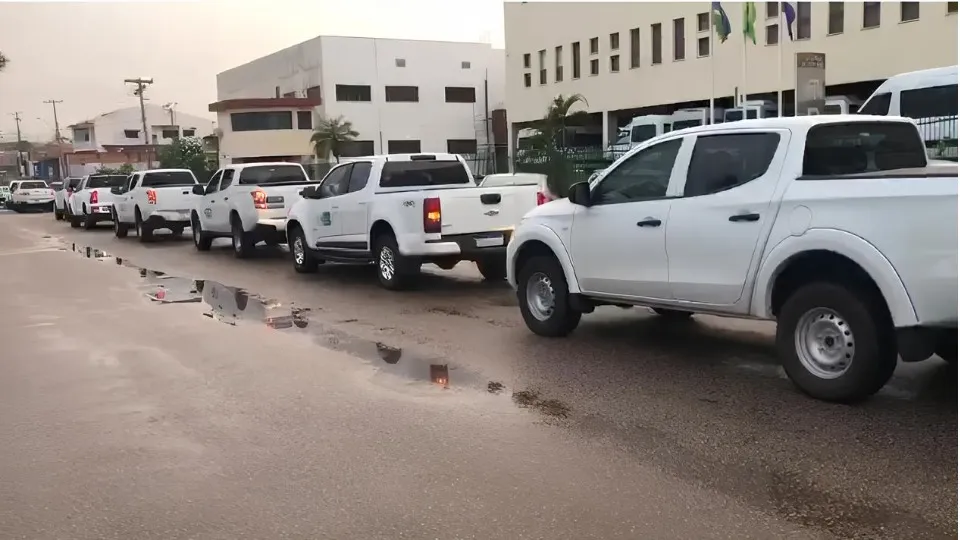  Caminhonetes Iniciam Retirada de Urnas Eletrônicas no TRE de Rondônia para Distribuição nas Seções de Votação
