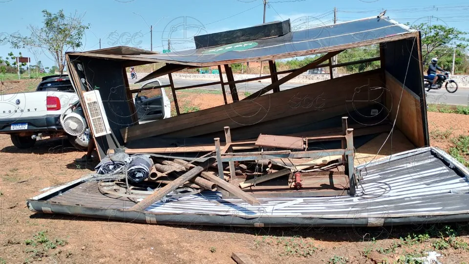 Veículo sai da BR-364 e Reboque Capota após Passagem de Caminhão em Porto Velho