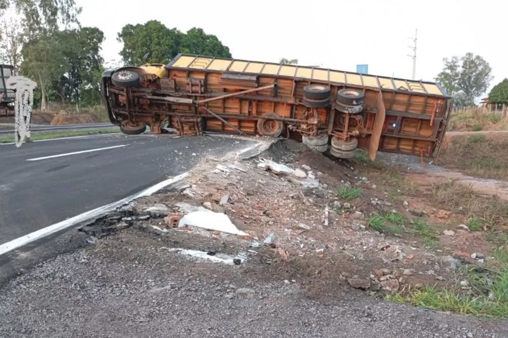 Caminhão Boiadeiro Tomba nas Proximidades do Portal de Alvorada do Oeste 