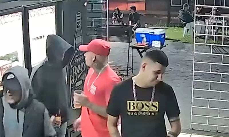 Vídeo: Jovem é baleado durante discussão em distribuidora e fica em estado grave