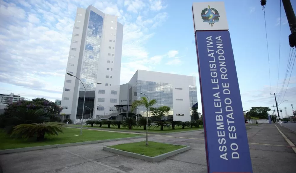 Comissão de Saúde aprova projetos voltados à saúde da mulher e inclusão de pessoas com deficiências vocais
