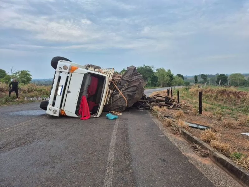 Caminhão Tomba após Motorista Errar a Marcha na RO-481, em São Miguel do Guaporé
