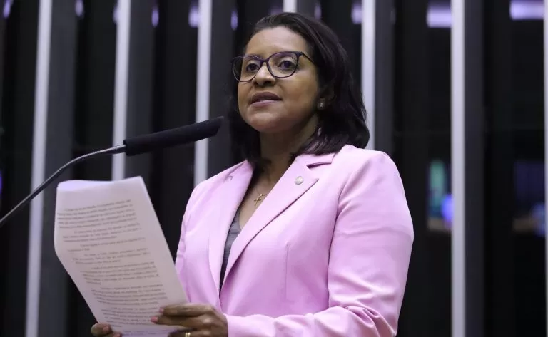 Câmara Aprova Aumento da Pena de Feminicídio para Até 40 Anos