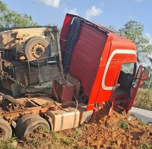 Carreta com carga de pedra brita tomba na BR-364 espalhando parte da carga pela rodovia