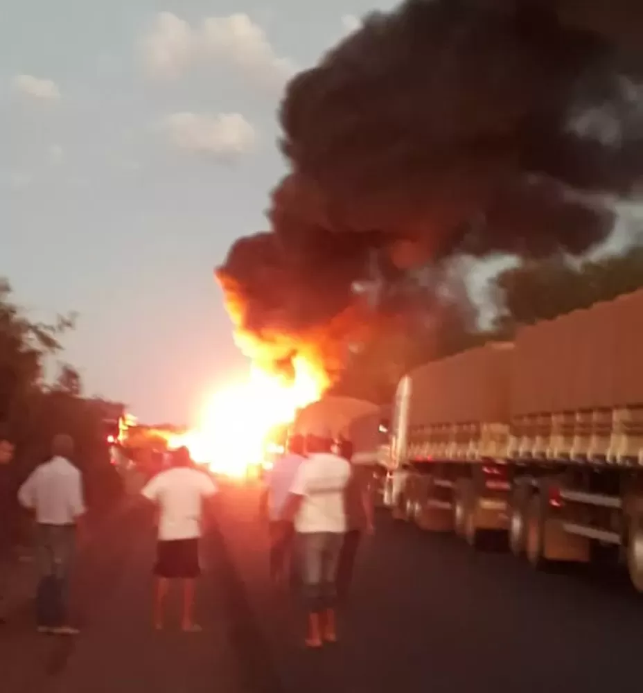 Caminhão incendeia e motorista morre carbonizado após acidente na BR-364 em Rondônia