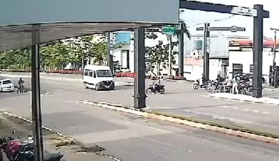 Van que transportava pacientes para hemodiálise capota na BR-364 em Ji-Paraná