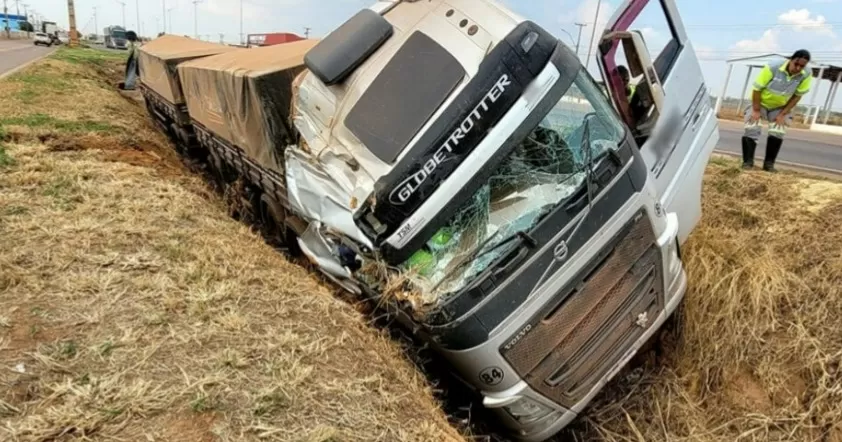 Caminhão Volvo FH desgovernado cai em vala em rodovia de Sinop (MT)