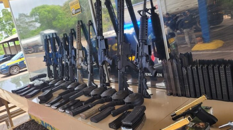 Vídeo: Casal de Rondônia é capturado com caminhão recheado de arsenal de guerra na BR-070