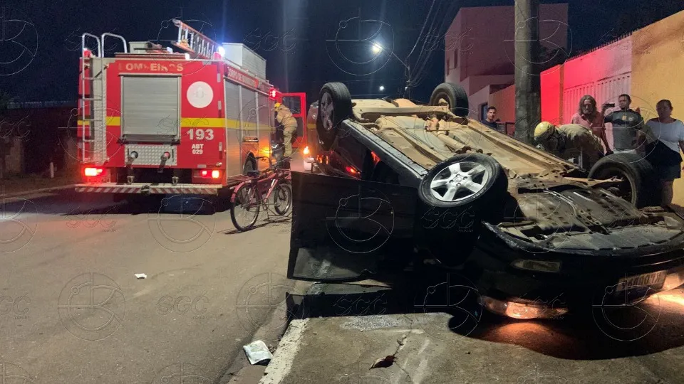 Motorista de Corolla Capota e Carro é Encontrado Vagando Horas Depois