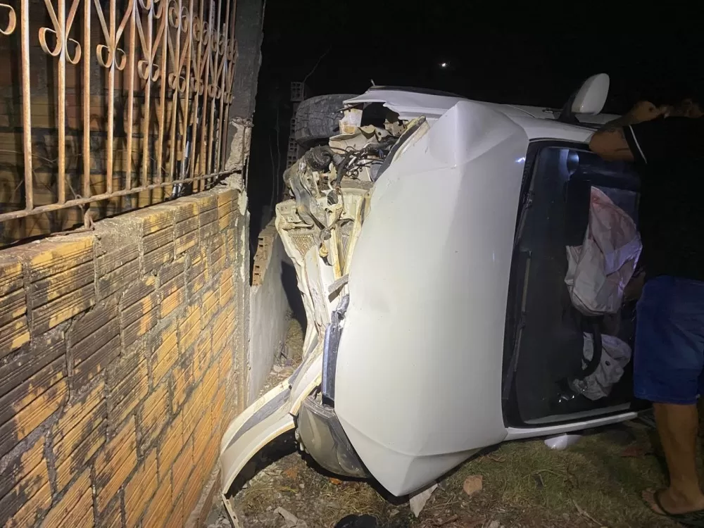 Adolescente de 17 Anos Capota Saveiro e Colide com Muro Depois Foge do Local