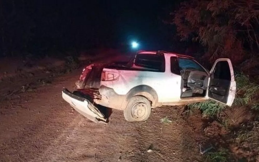 Motorista Perde Controle e Fiat Strada Capota em Estrada Rural