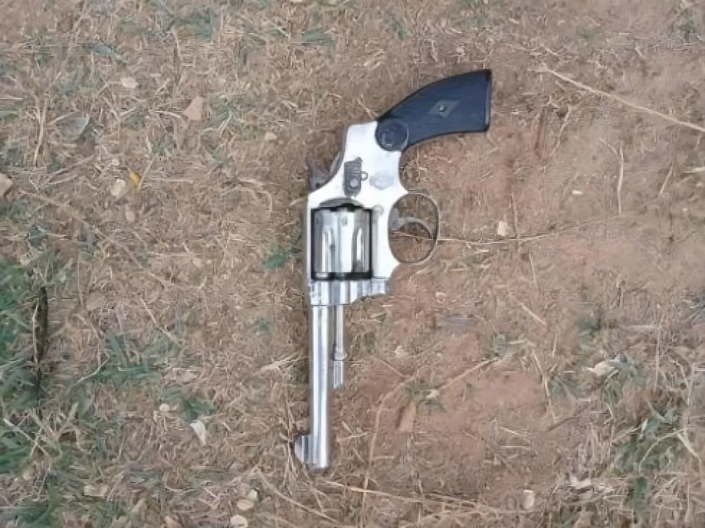  Homem Desafia a Lei e Foge Após Abandonar Arma em Abordagem da PM