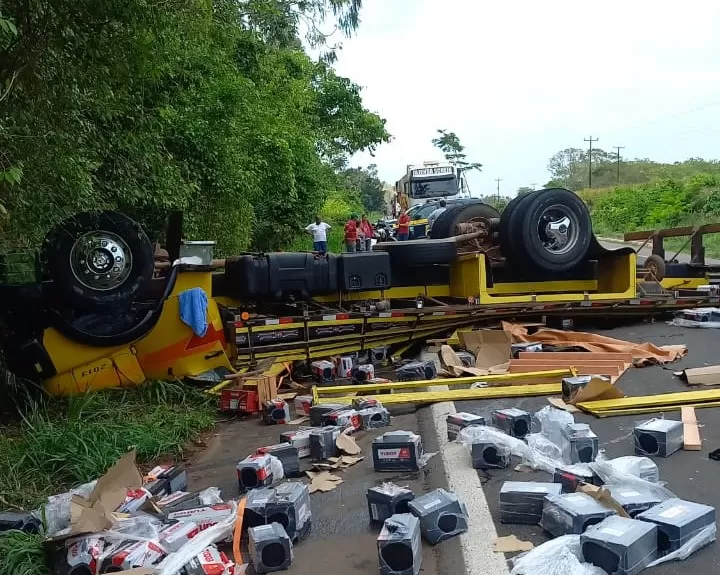 Vídeo: Caminhão Capota na BR-364 e Motorista Morre em Acidente Entre Ji-Paraná e Presidente Médici