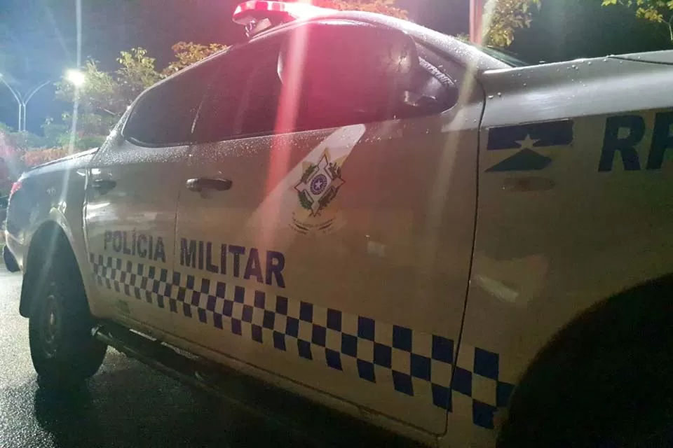 Homem é Preso por Mostrar o Pênis e Ameaçar Policiais Durante a Madrugada
