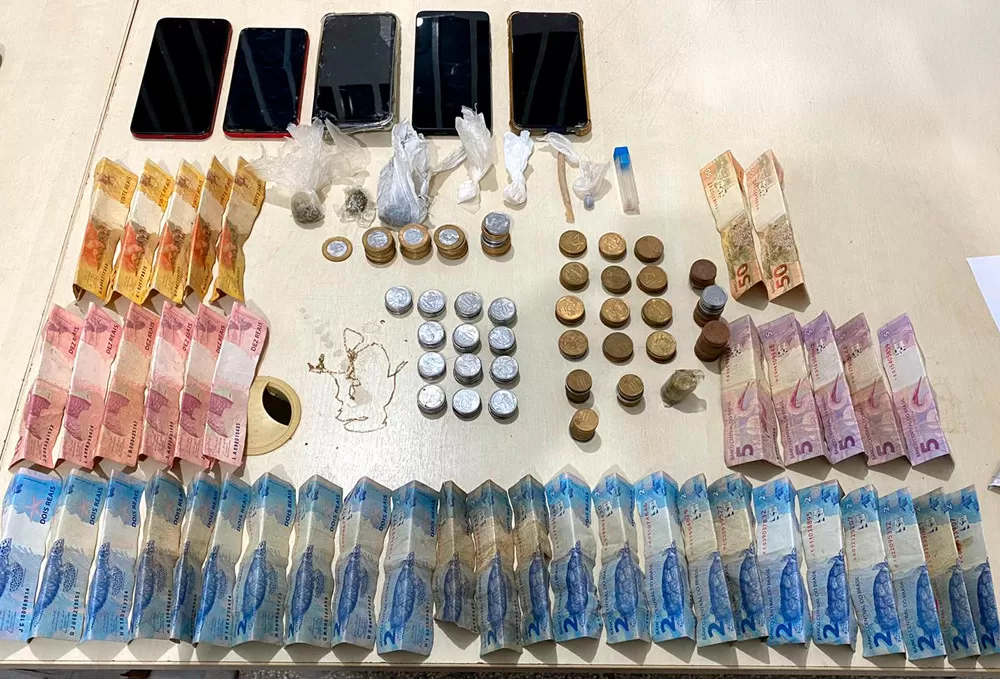 Polícia Militar Prende Dupla por Tráfico de Drogas e Apreende Celulares em Val Paraíso